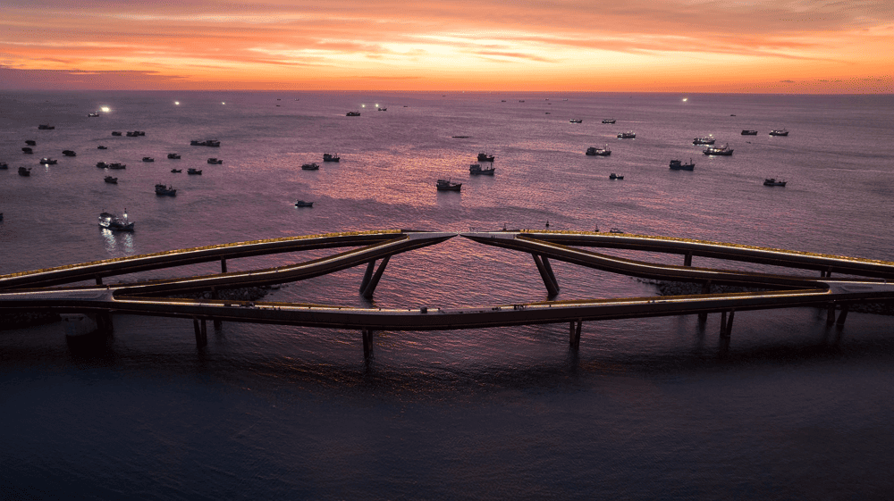 Strolling around the Kiss Bridge to admire the ocean and the beautiful Sunset Town will be an unforgettable experience (Source: Sun World Hon Thom)